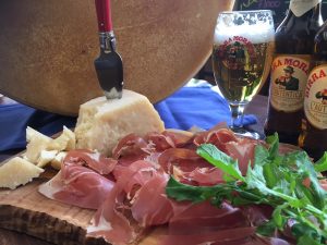 切り立て生ハムとチーズ盛り合わせ