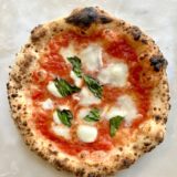 ピッツェリア オアジ｜薪窯で焼き上げる熟成生地の本格ピザ