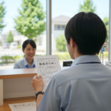 住民票の写しを手にするイメージ(イメージ画像)